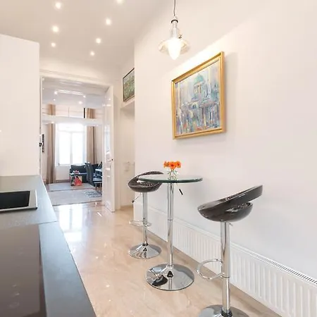 Bridge & Castle Art Apartman בודפשט