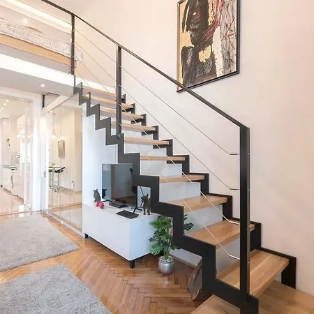 Bridge & Castle Art Apartman דירה *