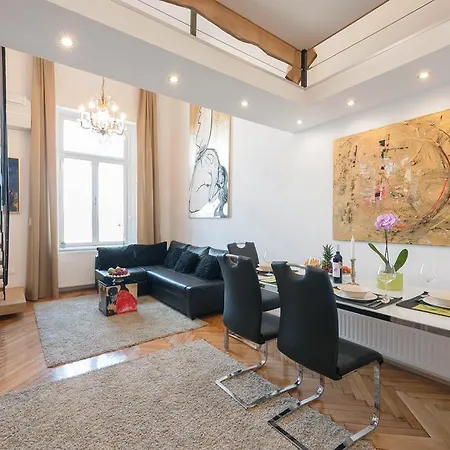 Bridge & Castle Art Apartman *