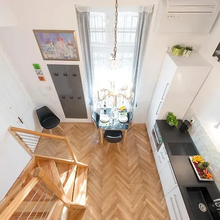 Bridge & Castle Art Apartman דירה *