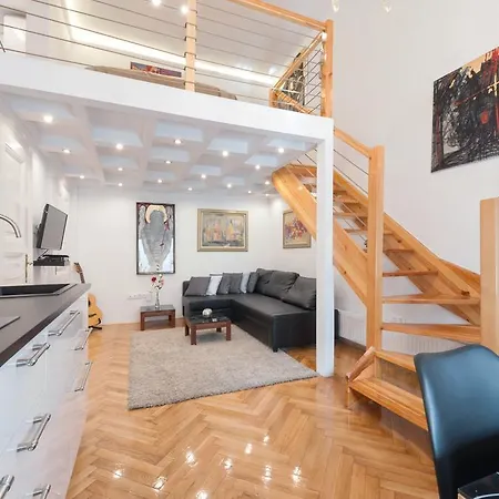 Bridge & Castle Art Apartman דירה *
