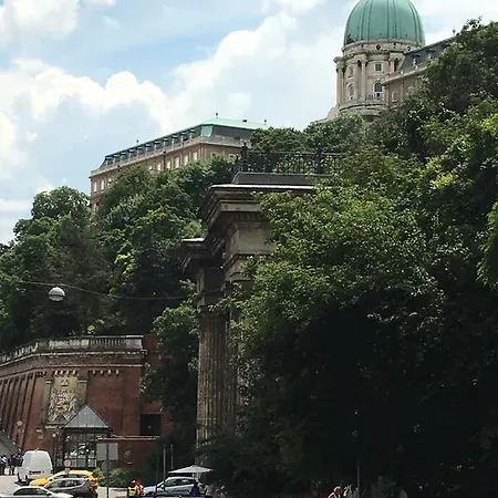 Bridge & Castle Art Apartman דירה