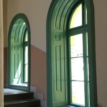 Bridge & Castle Art Apartman דירה *