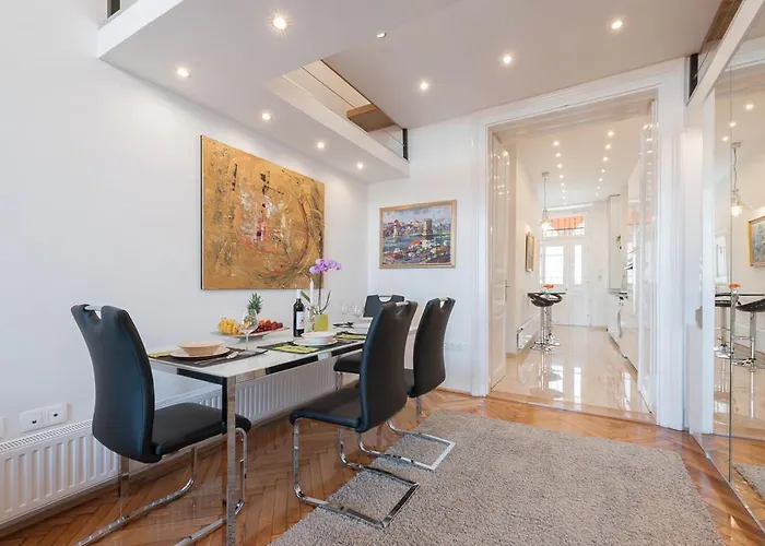 Bridge & Castle Art Apartamento Budapeste