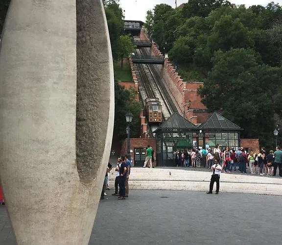 Bridge & Castle Art Apartamento Budapeste