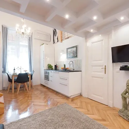 Bridge & Castle Art アパート *