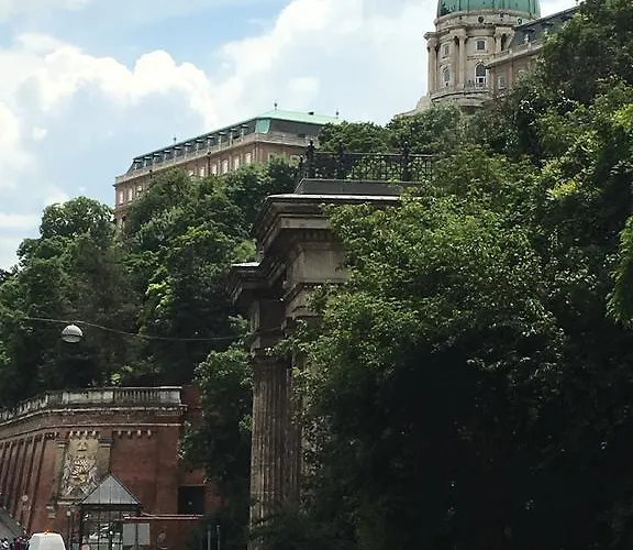 Bridge & Castle Art Apartman Daire